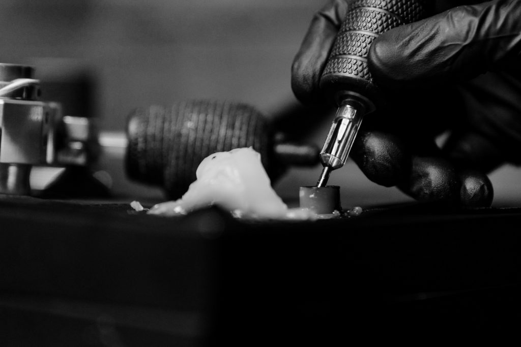 Premium Photo | Master of the art of tattooing working on professional  tattoo machine gun in studio